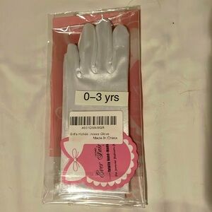 White princess girl‘s dress gloves